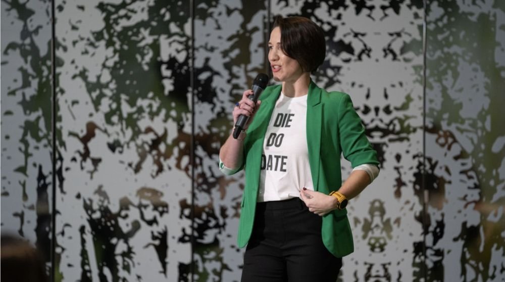 Amelie Marivain speaking on stage
